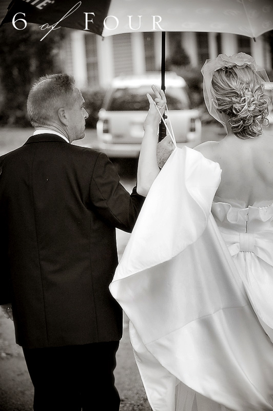 Old_Edwards_Inn_Highlands_North_Carolina_Wedding_father_of_Bride_umbrella_rain